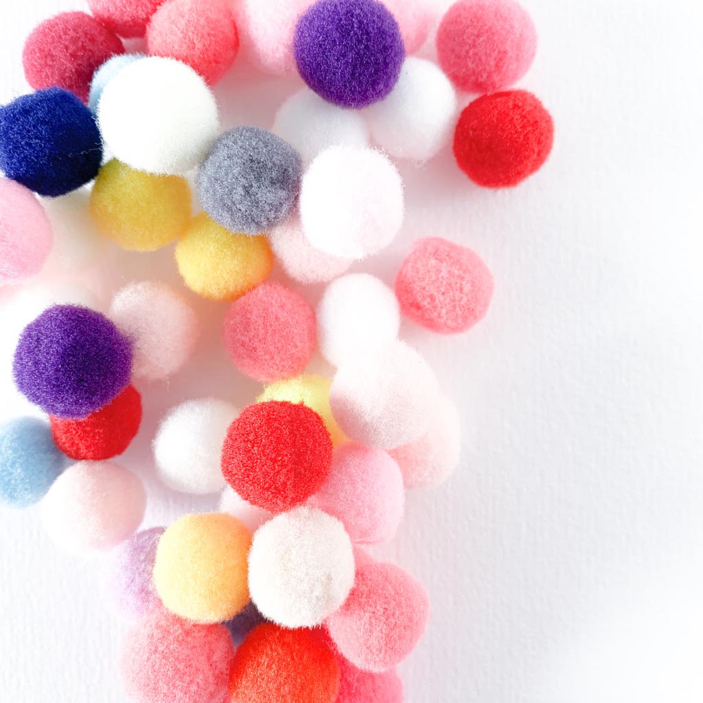 POMPOM -PALLOT 50KPL, KIRKKAAT SÄVYT